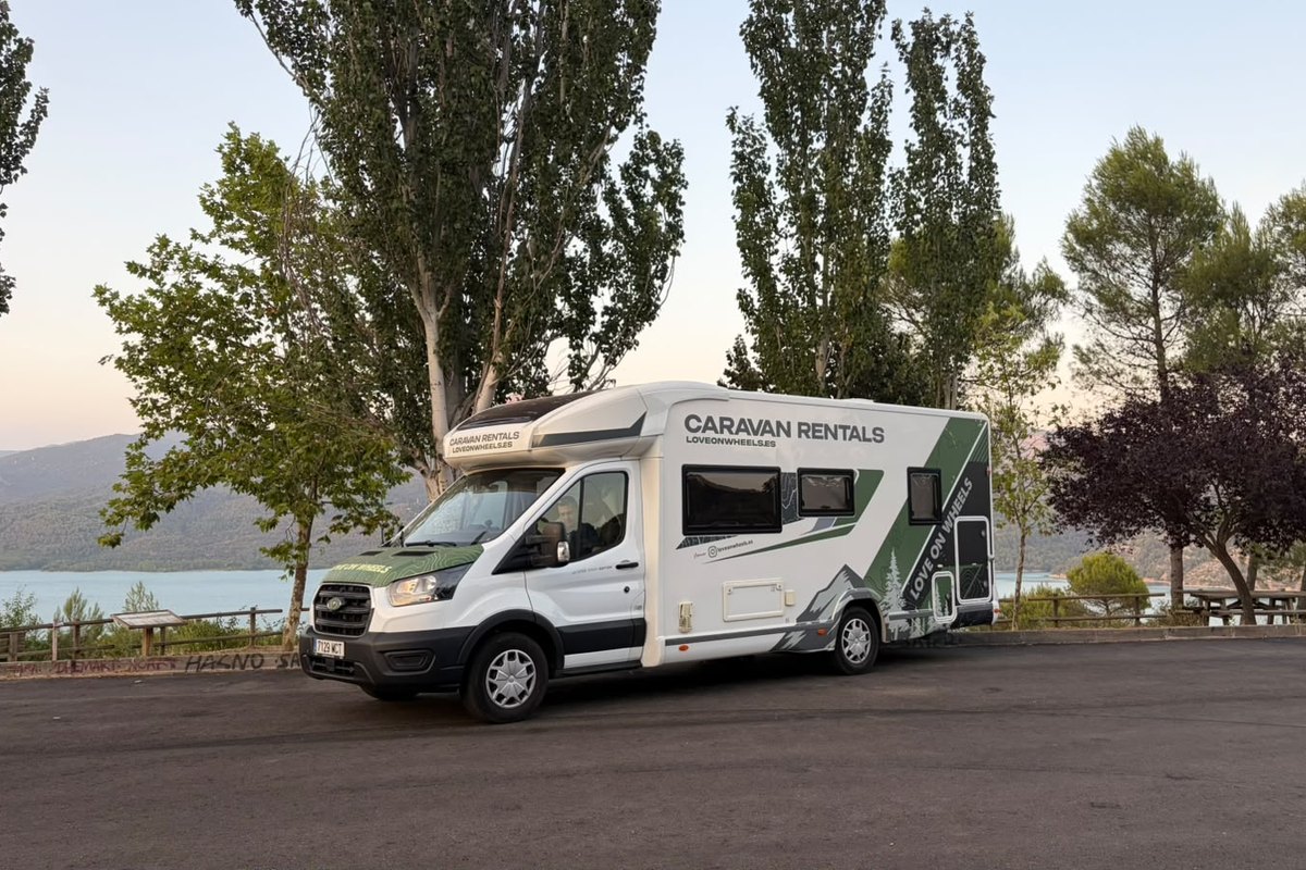 Challenger 396 Start Edition del club, aparcada junto a un embalse